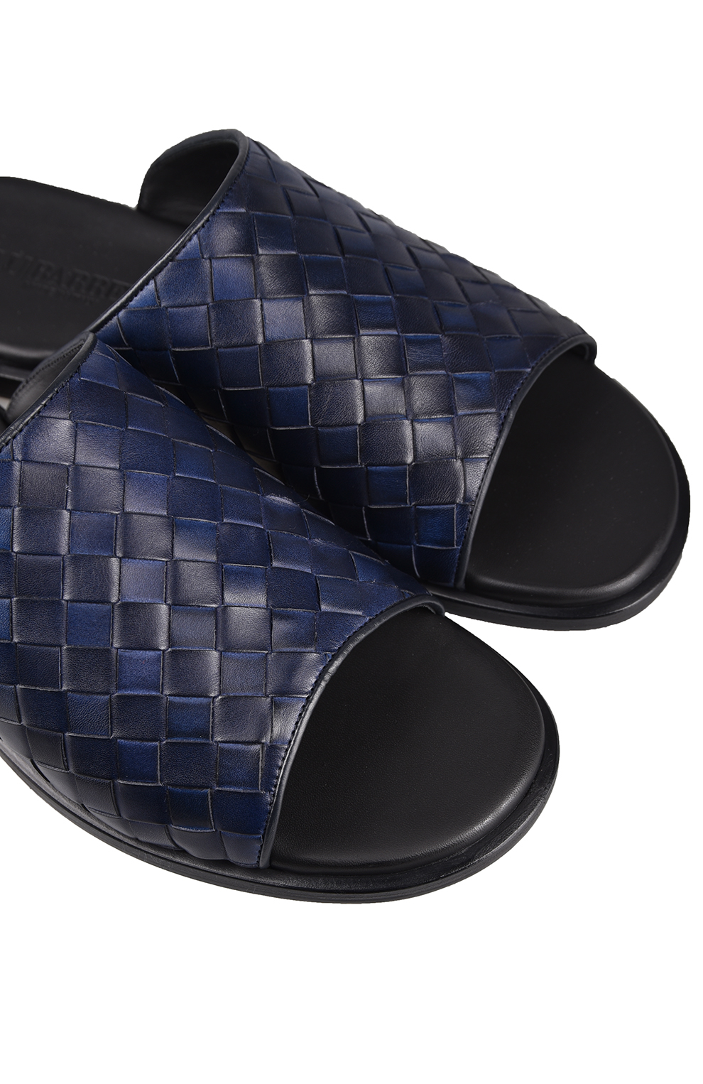 Кожаные шлёпанцы с эффектом плетения