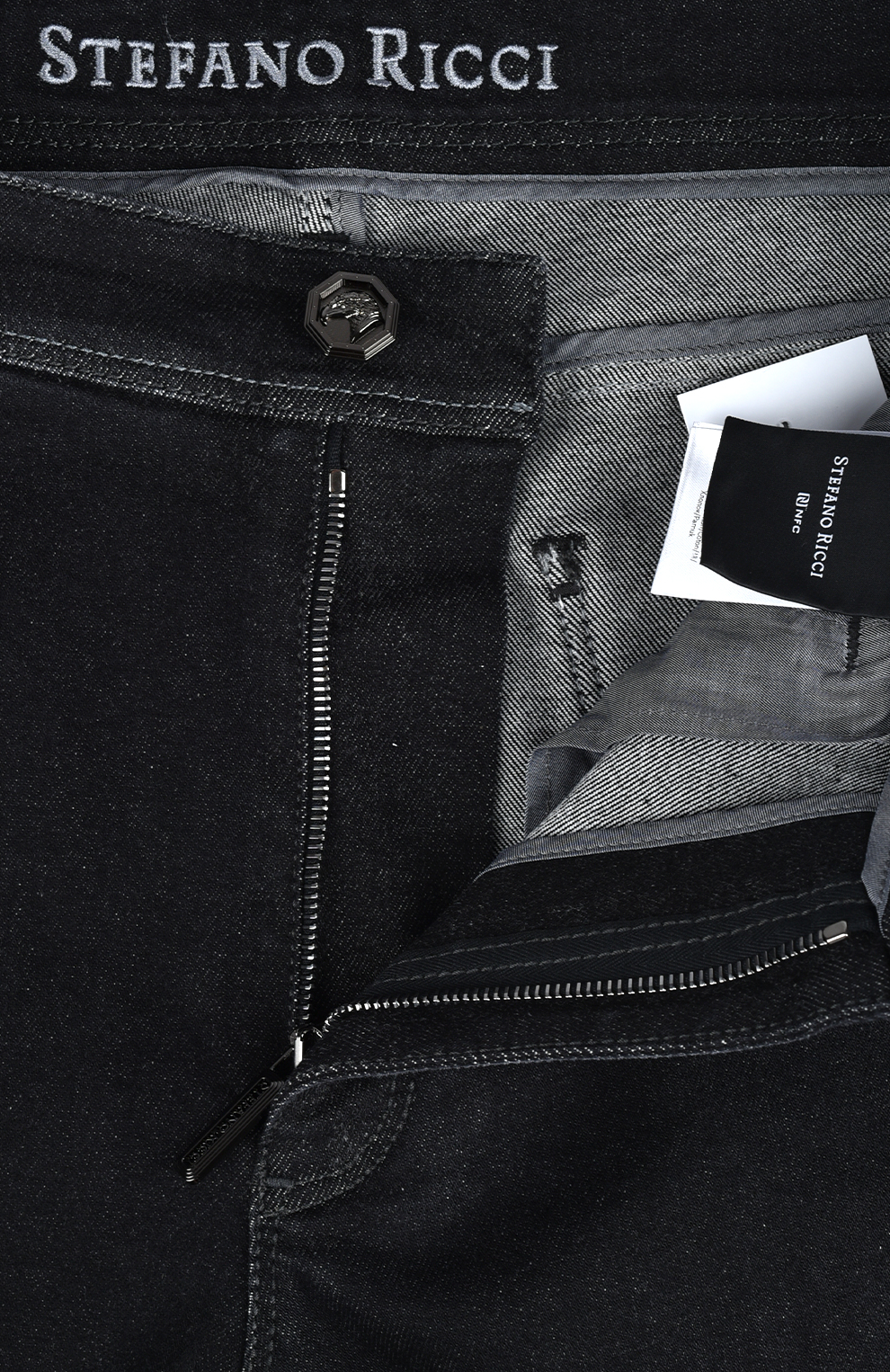 Джинсы с вышивкой на заднем кармане