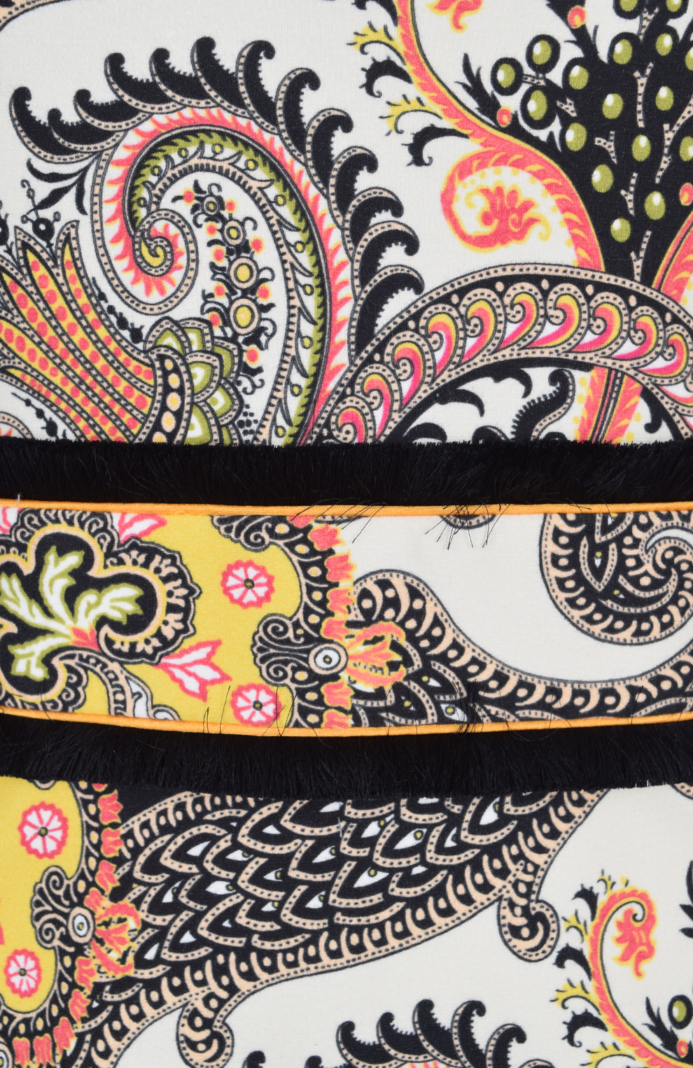 Платье с цветочным узором и бахромой по поясу