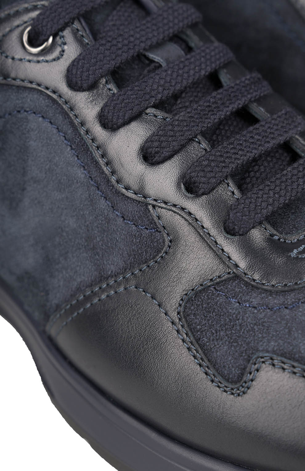 Кроссовки из комбинации трёх материалов