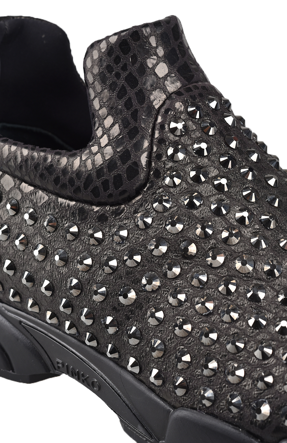 Кроссовки декорированные стразами