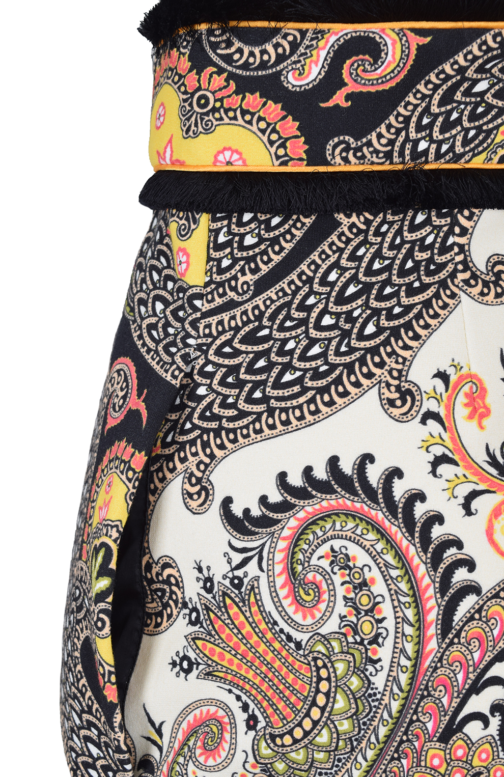 Платье с цветочным узором и бахромой по поясу