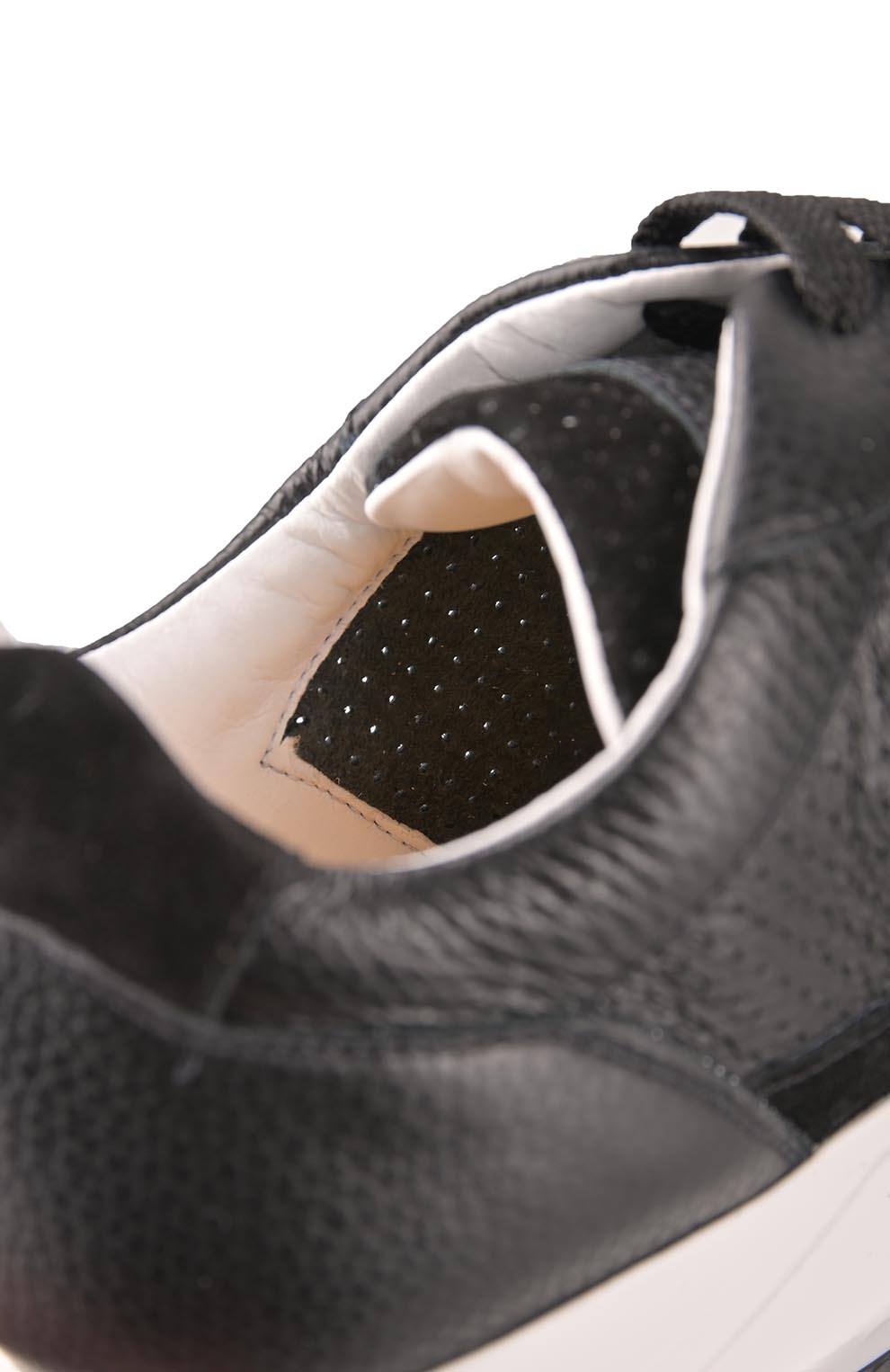 Кроссовки с перфорацией