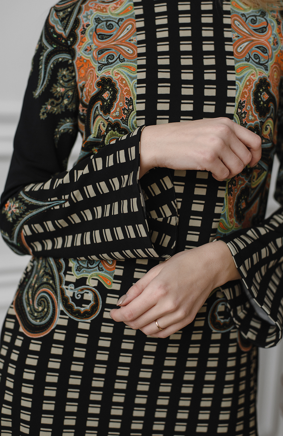 Платье А-силуэта с рукавами клёш