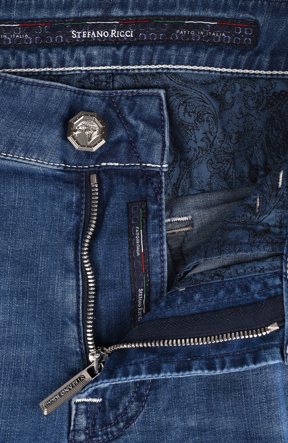 Джинсы с вышивкой на заднем кармане