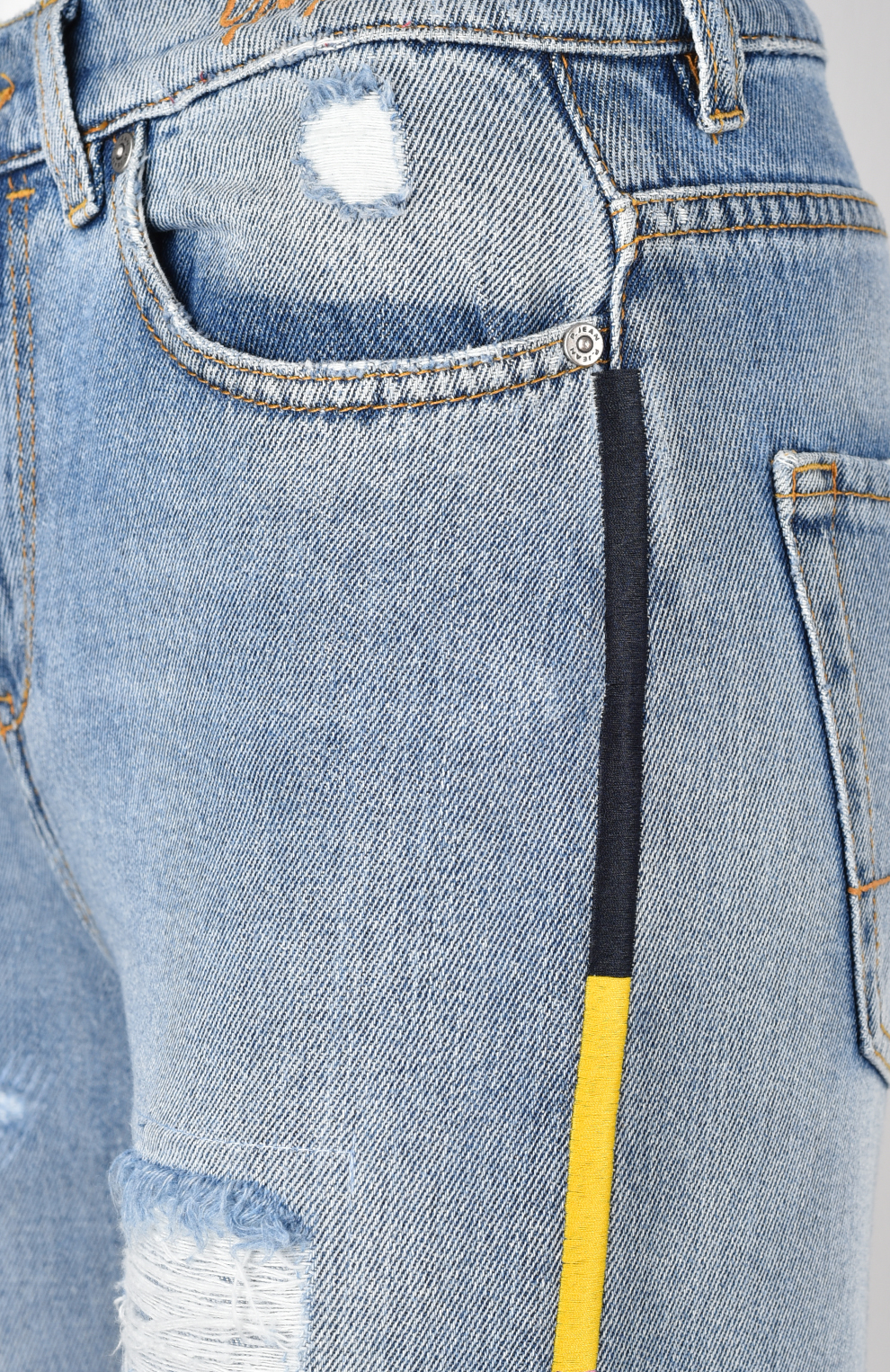 Джинсы с вышивкой