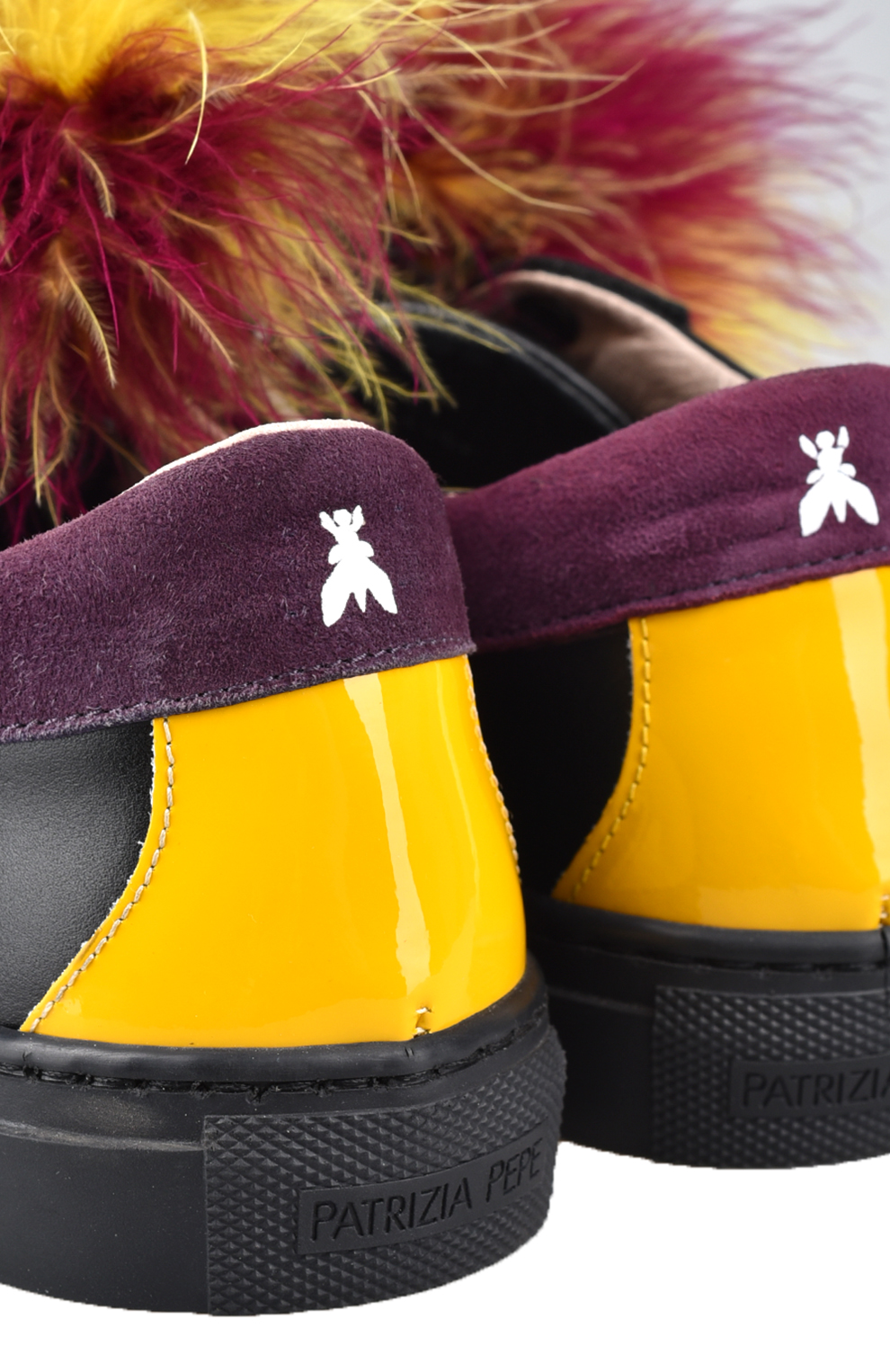 Кожаные кеды со съёмными помпонами из перьев