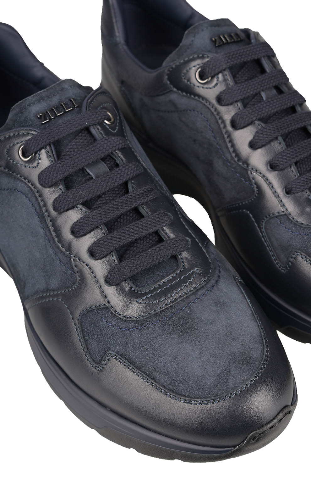 Кроссовки из комбинации трёх материалов