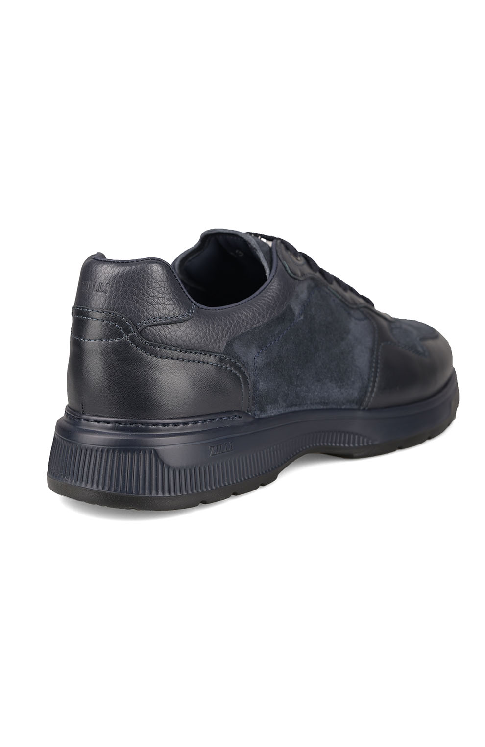 Кроссовки из комбинации трёх материалов