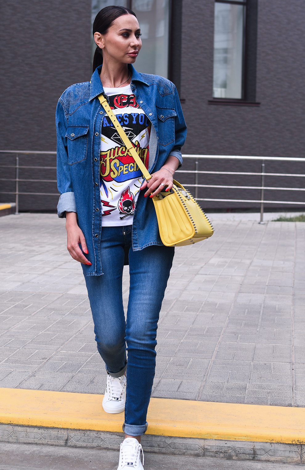 Футболка аппликациями из страз