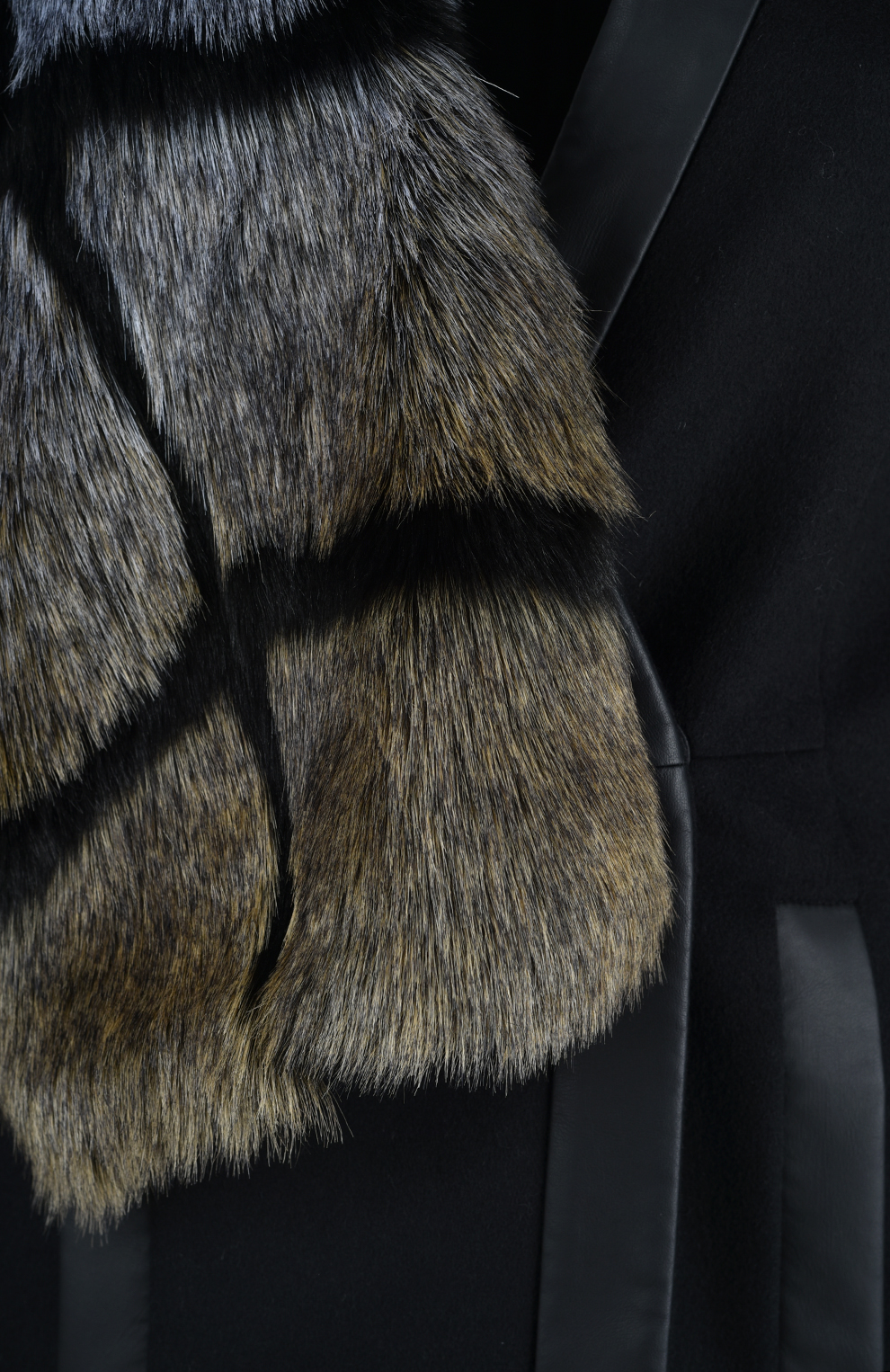 Пальто со съёмной горжеткой из искусственного меха