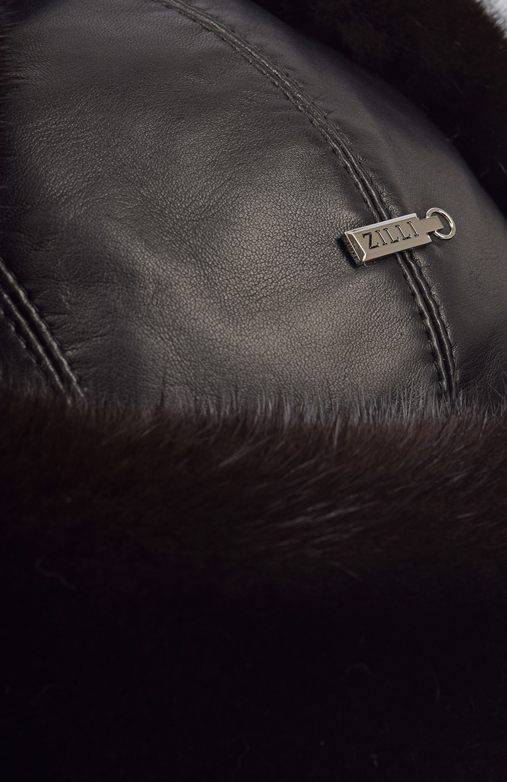 Кожаная шапка-ушанка с меховой отделкой