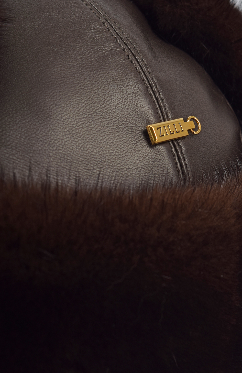 Кожаная шапка-ушанка с меховой отделкой