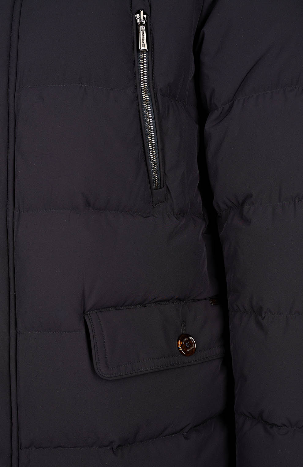 Пуховик из водоотталкивающей ткани