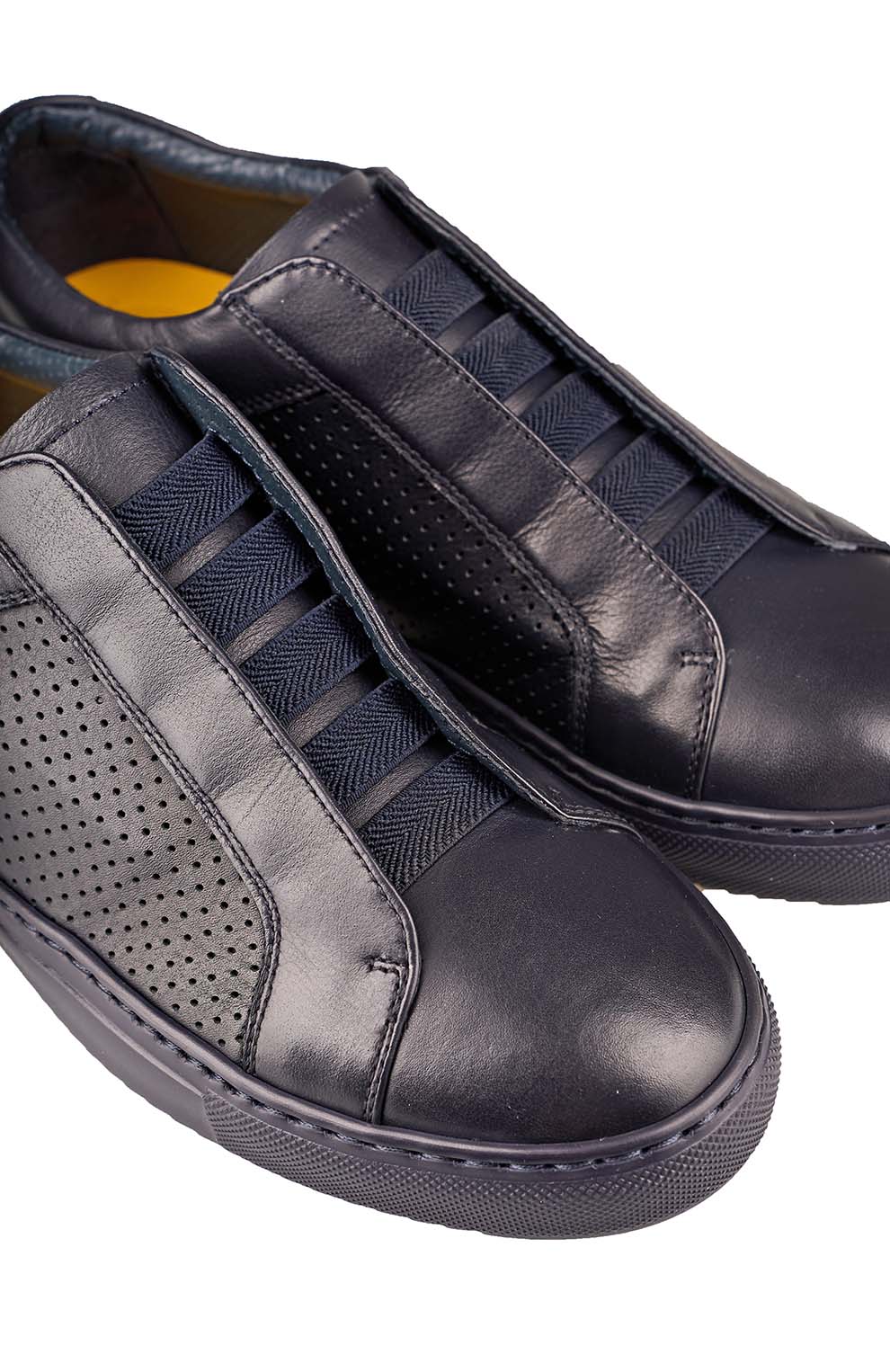 Кожаные кеды с эластичными лентами и перфорацией