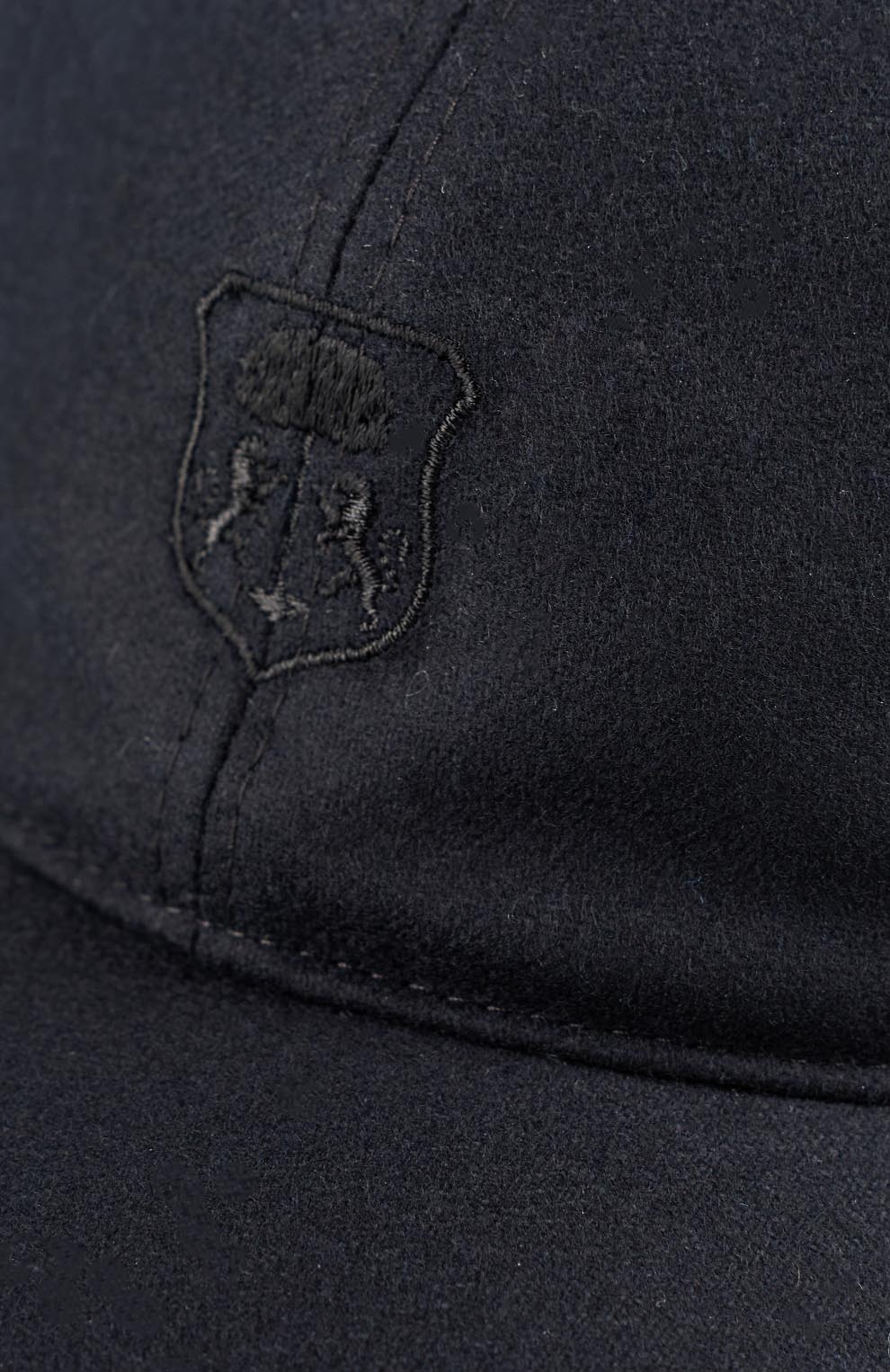 Шерстяная бейсболка с утеплением