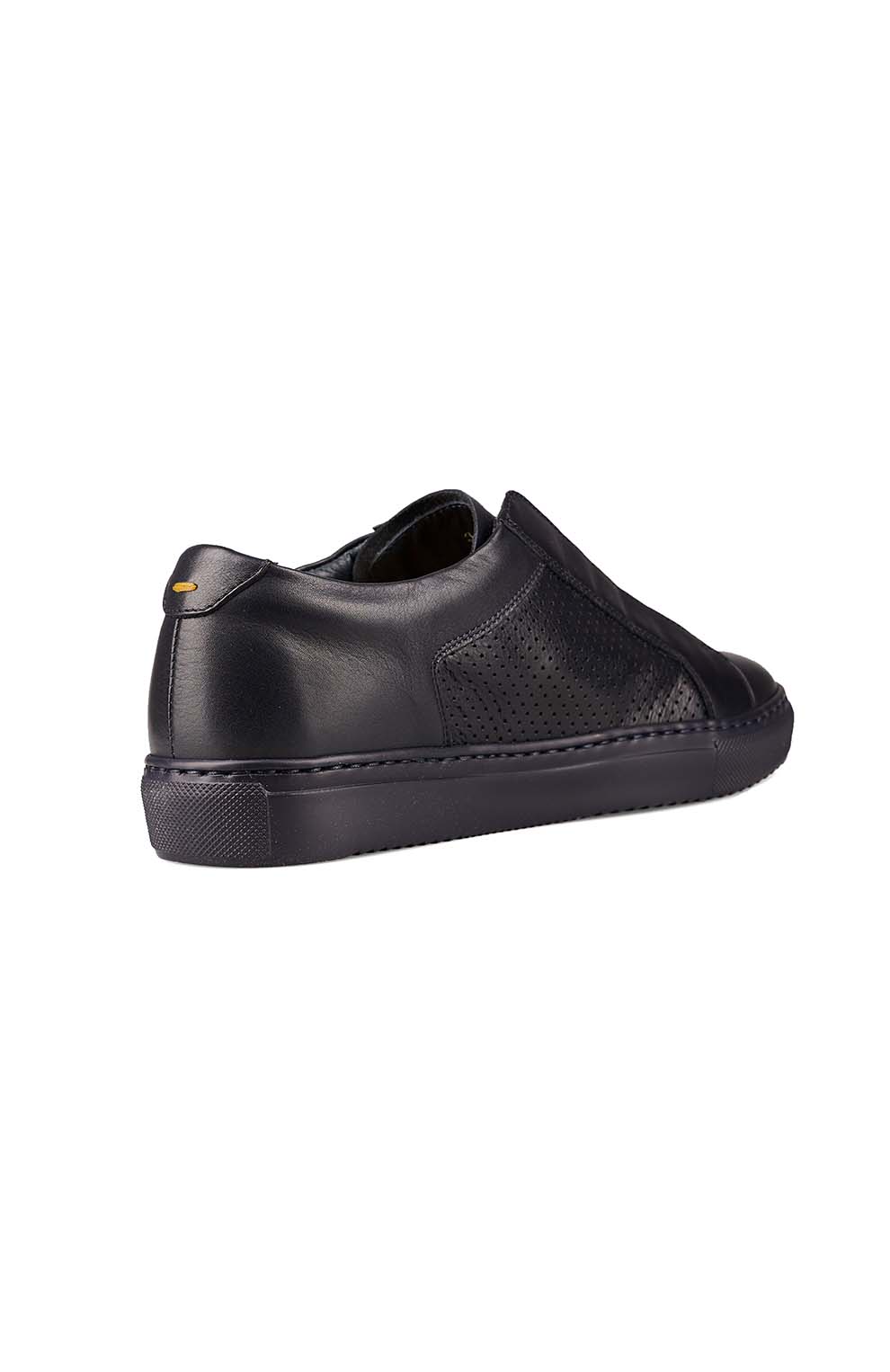 Кожаные кеды с эластичными лентами и перфорацией