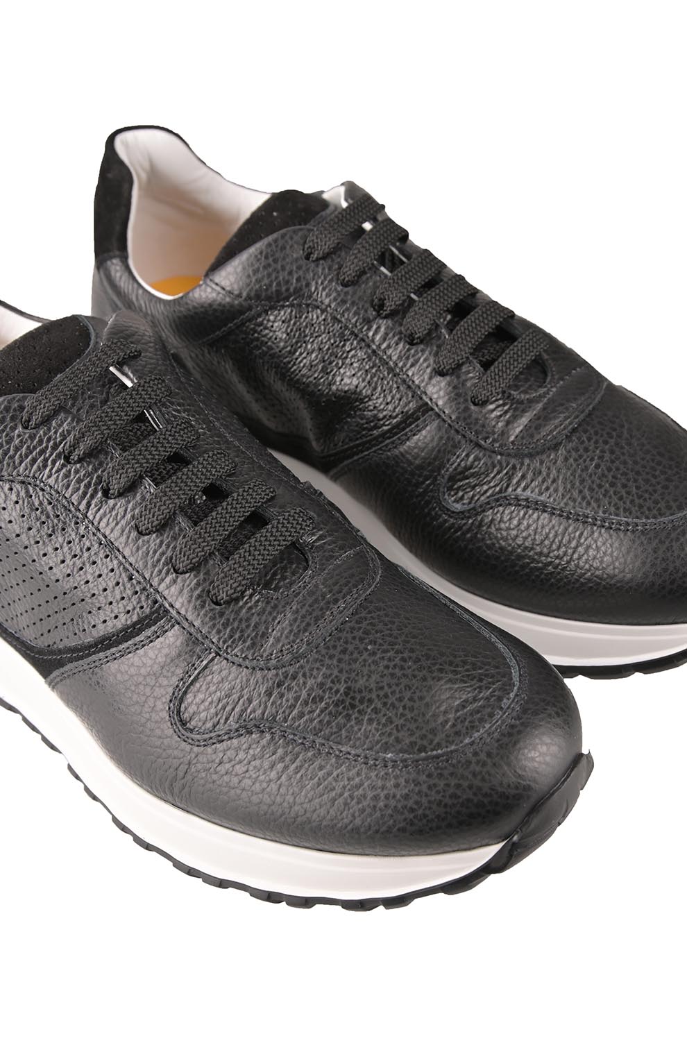 Кроссовки с перфорацией