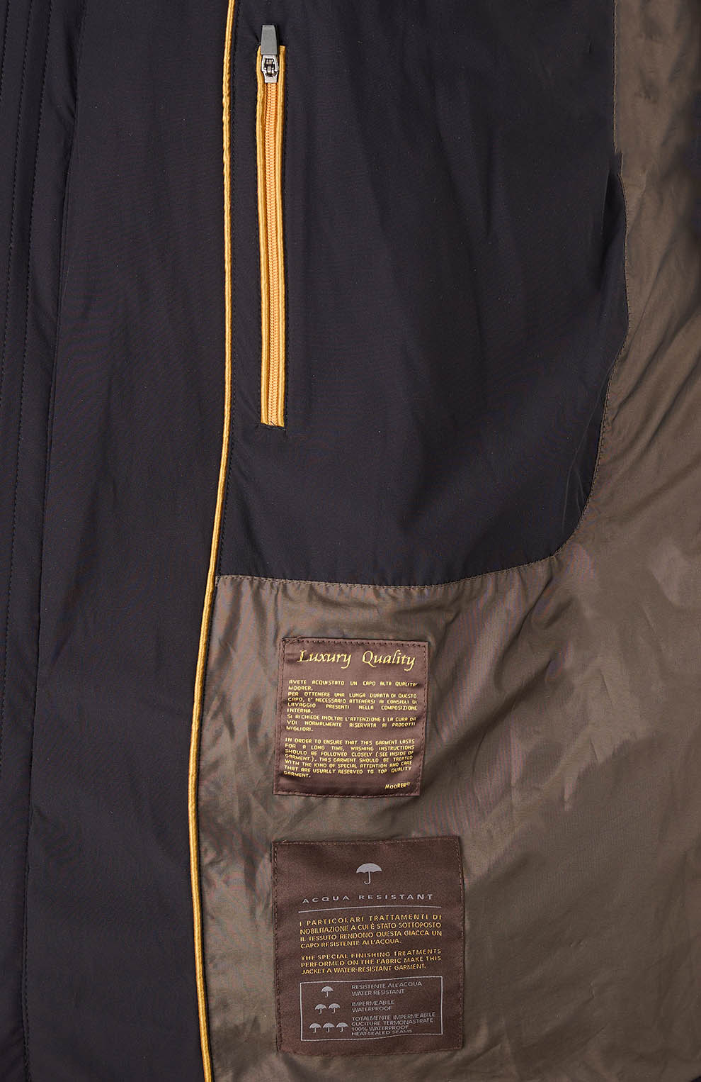 Пуховик из водоотталкивающей ткани