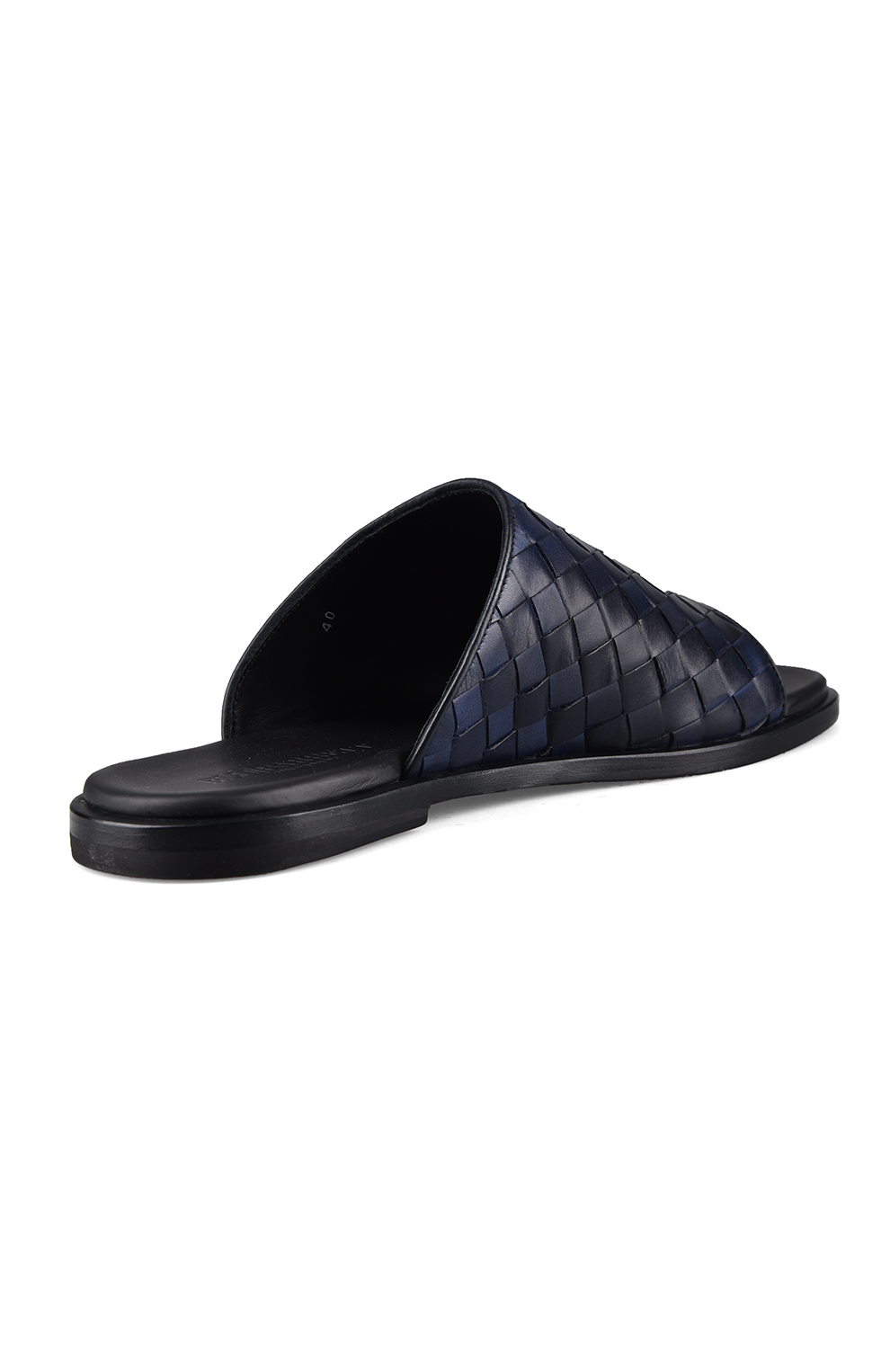 Кожаные шлёпанцы с эффектом плетения