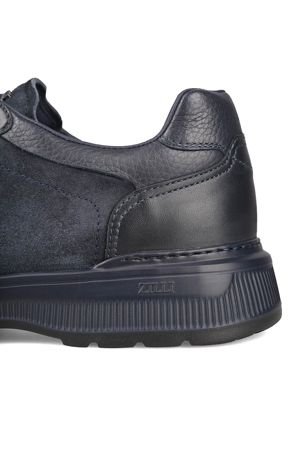 Кроссовки из комбинации трёх материалов