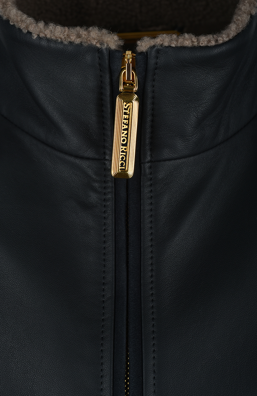 Куртка-бомбер из кожи ягнёнка с декором из овчины