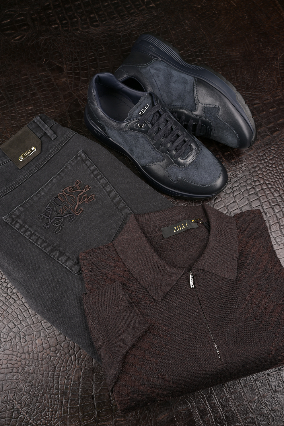 Кроссовки из комбинации трёх материалов