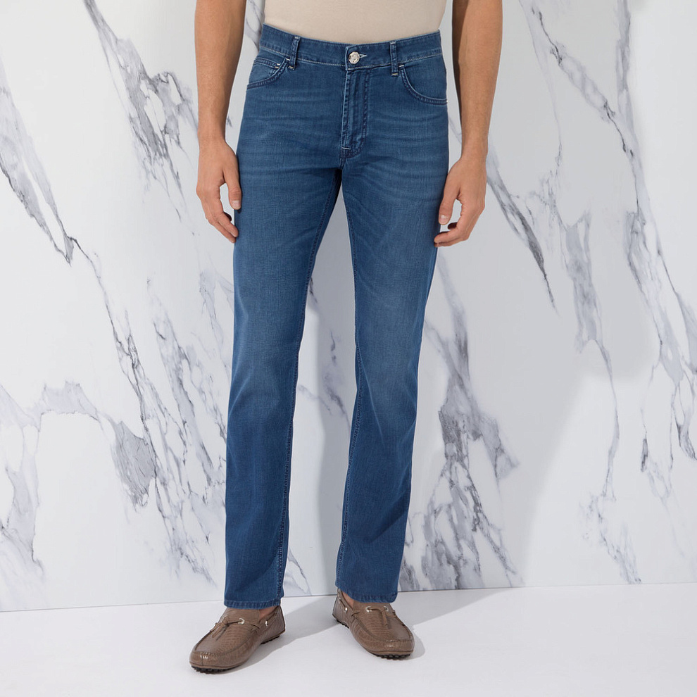 Джинсы с вышивкой на заднем кармане