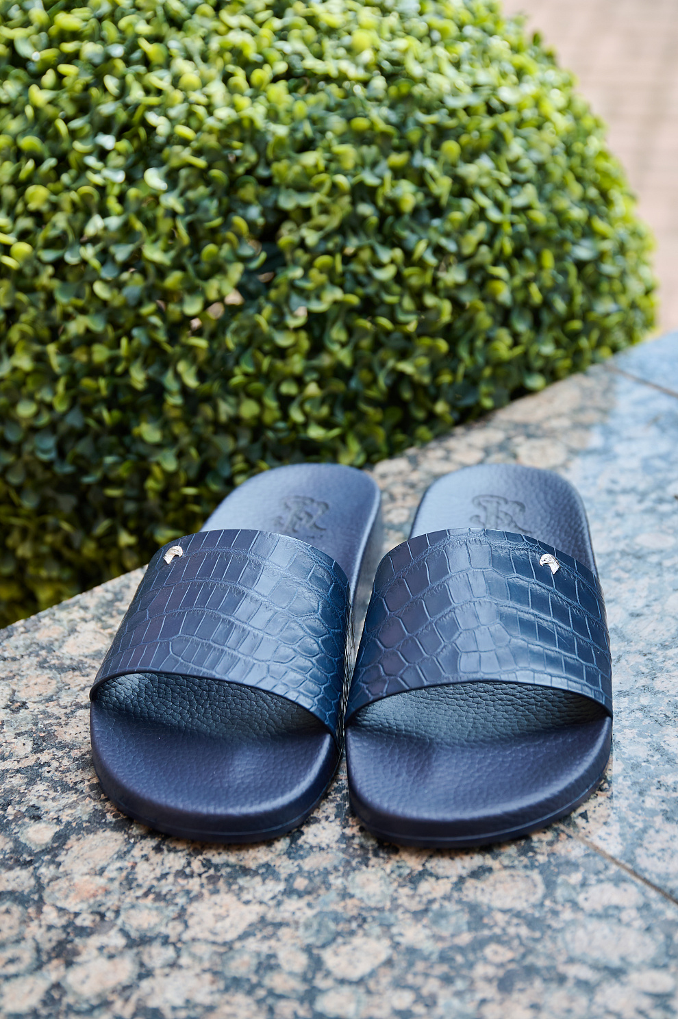 Шлёпанцы с мыском из кожи крокодила