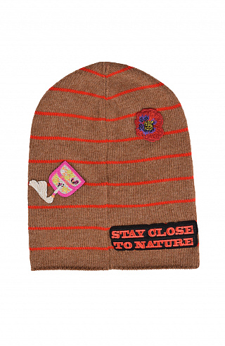 Шапка с аппликациями