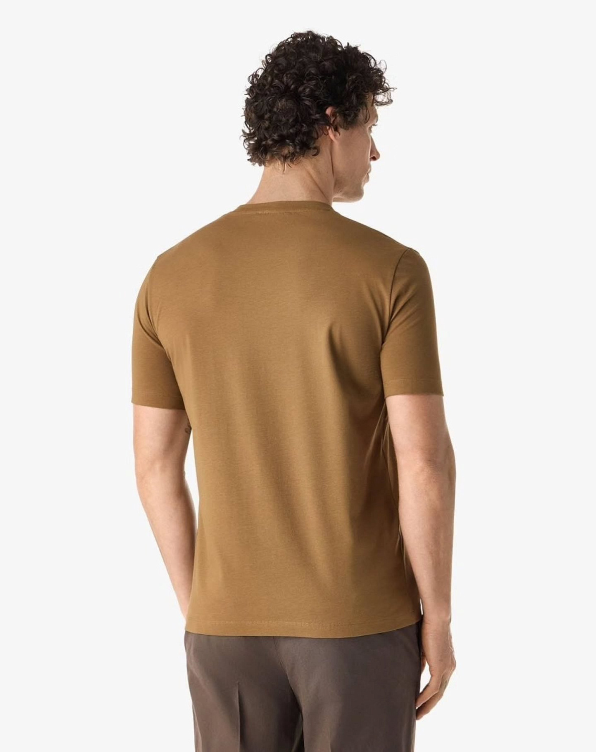 Базовая футболка Corneliani с круглым вырезом выполнена из эластичного хлопка благородного охристого оттенка.