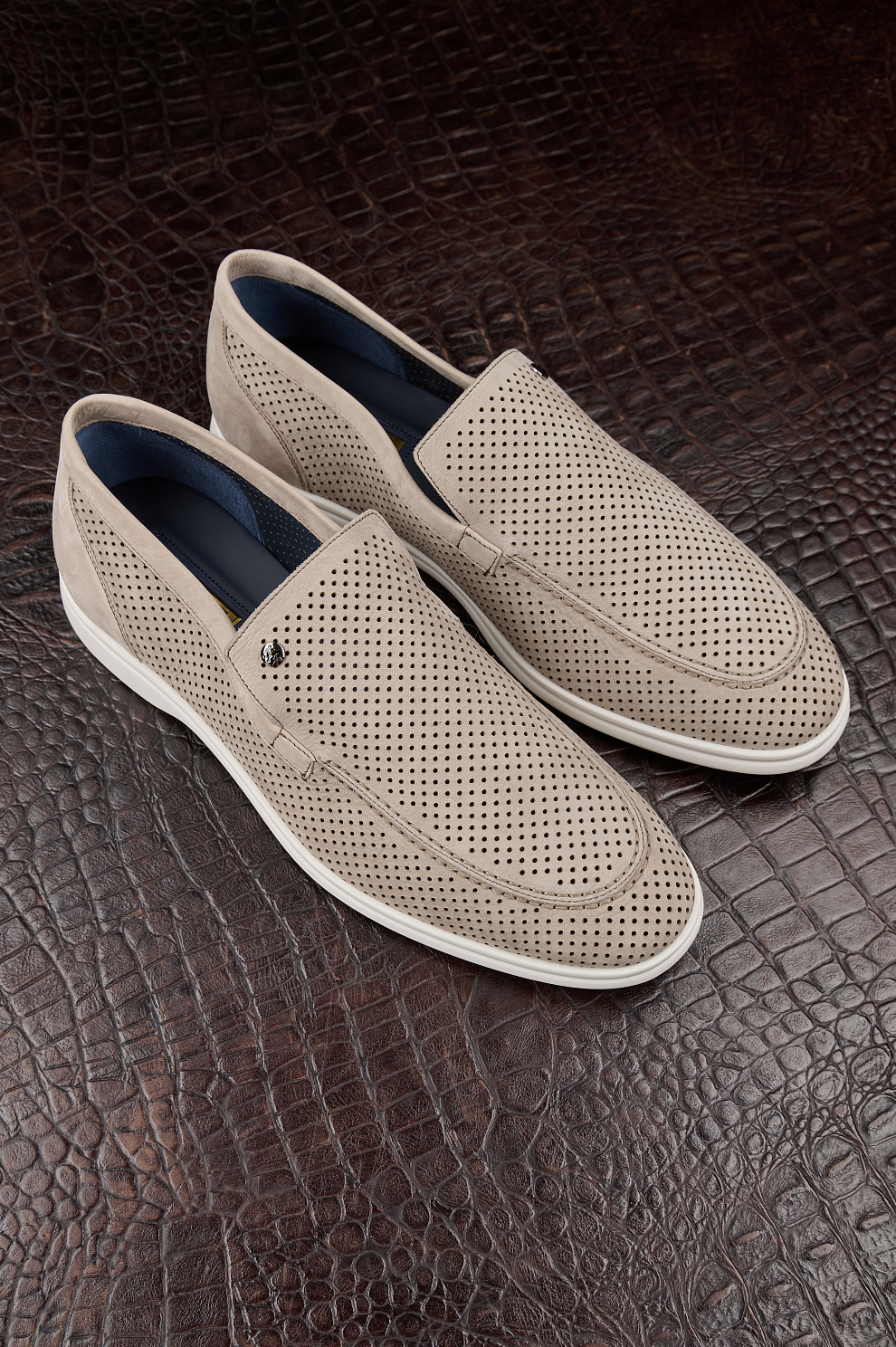 Перфорированные лоферы из нубука